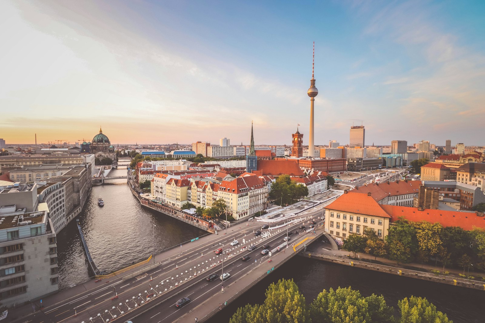 Berlin mit Spree und Fernsehturm im Abendlicht: Kontakt zur Kanzlei für Medizinrecht in Berlin