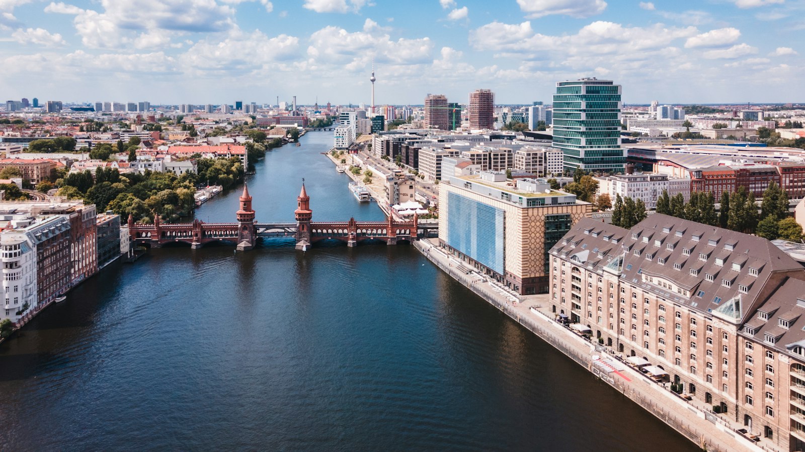 Spree und Oberbaumbrücke in Berlin mit Blick auf den Fernsehturm